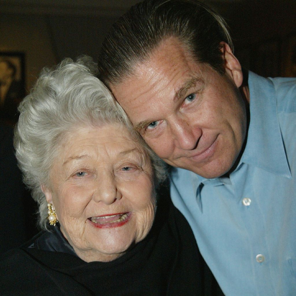 Jeff Bridges feiert mit seiner Mutter Dorothy Dean Bridges nach dem Modern Masters Award in Santa Barbara, 2003