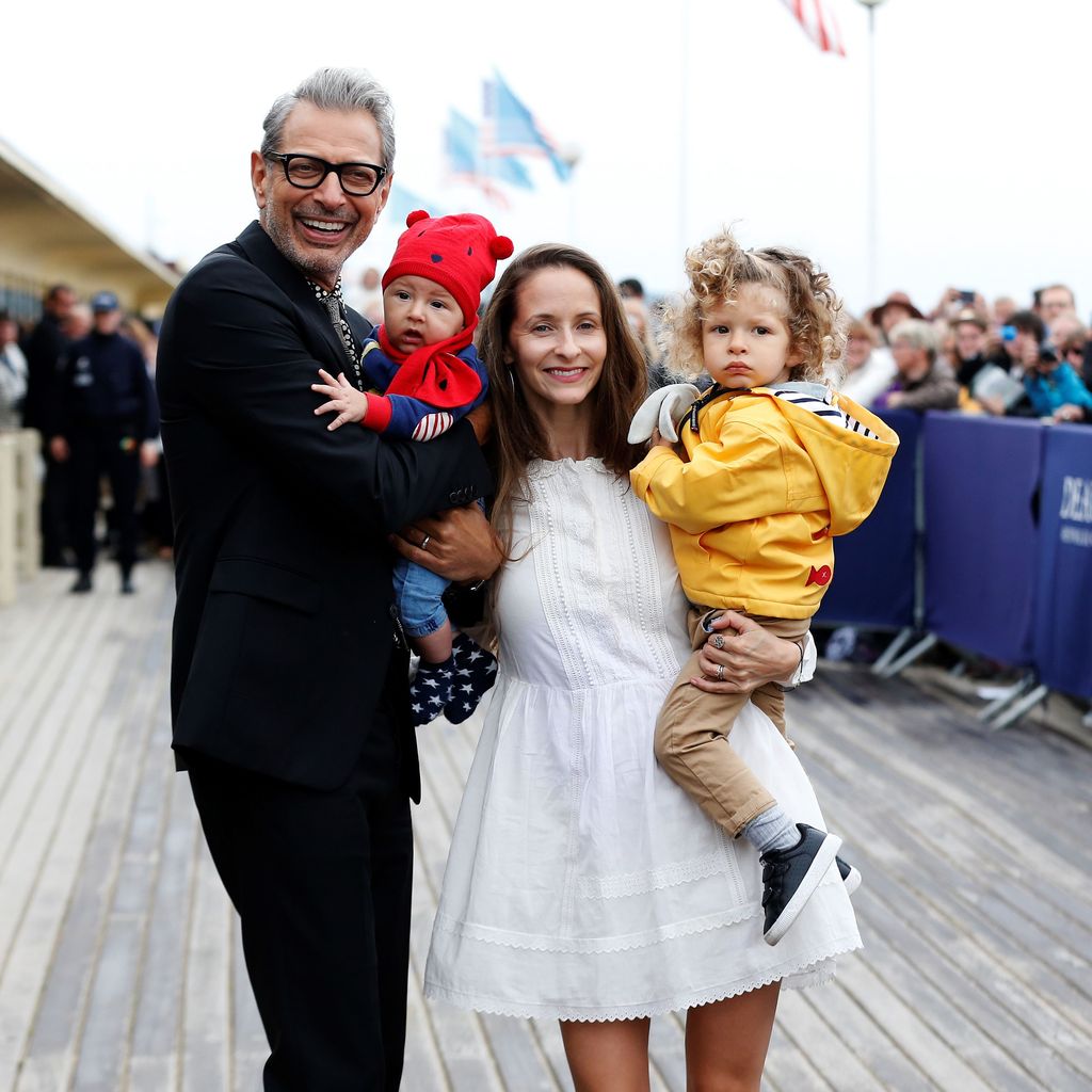 Jeff Goldblum, Emilie Livingston und ihre Kinder River Joe (l.) und Charlie Ocean (r.)
