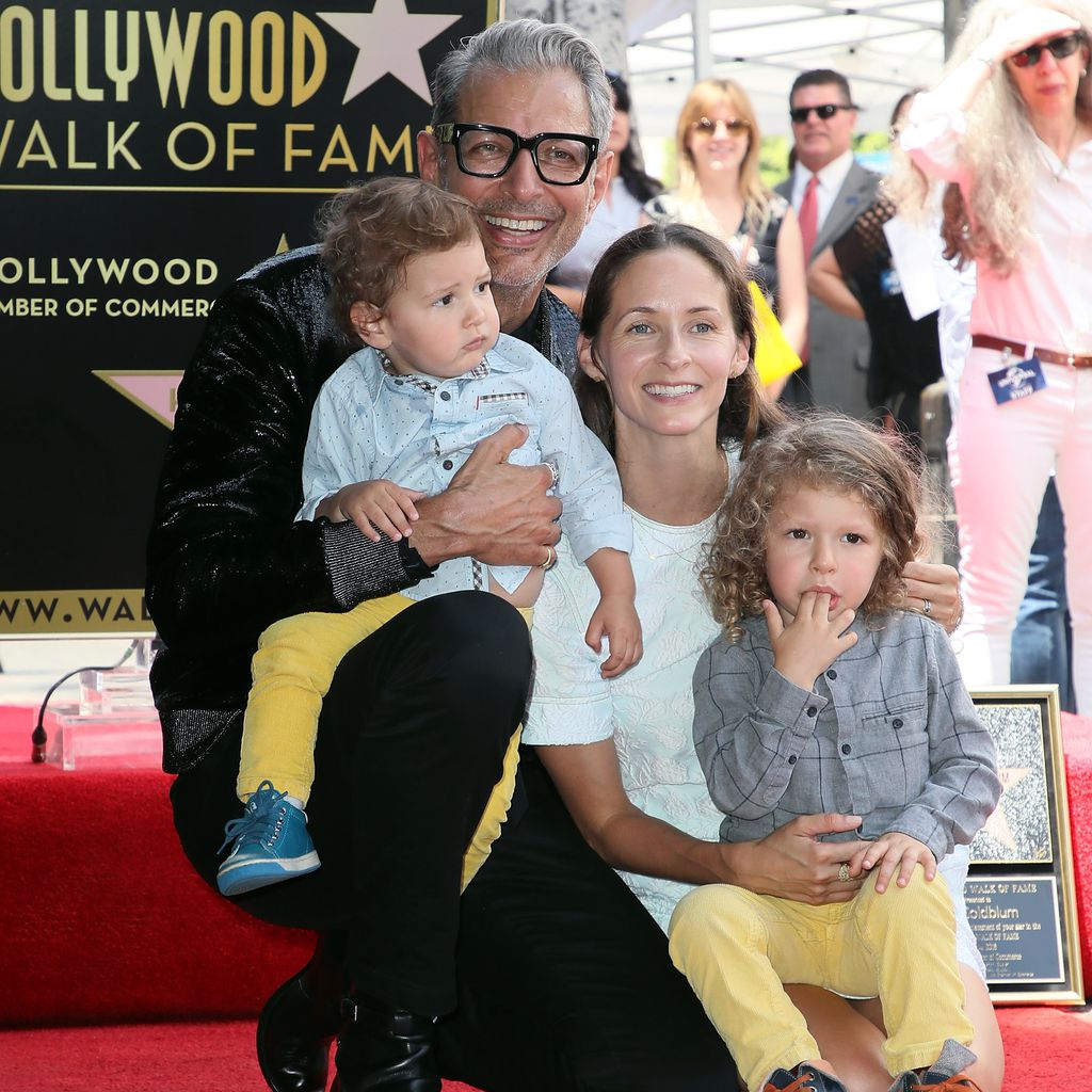 Jeff Goldblum und Ehefrau Emilie Livingston mit ihren Kindern River Joe (l.) und Charlie Ocean (r.)