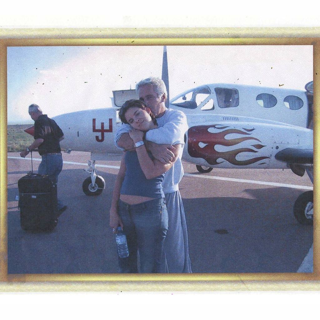 Jeffrey Epstein mit Sarah Kellen vor einem Flugzeug, eingereicht als Beweis im Prozess gegen Ghislaine Maxwell