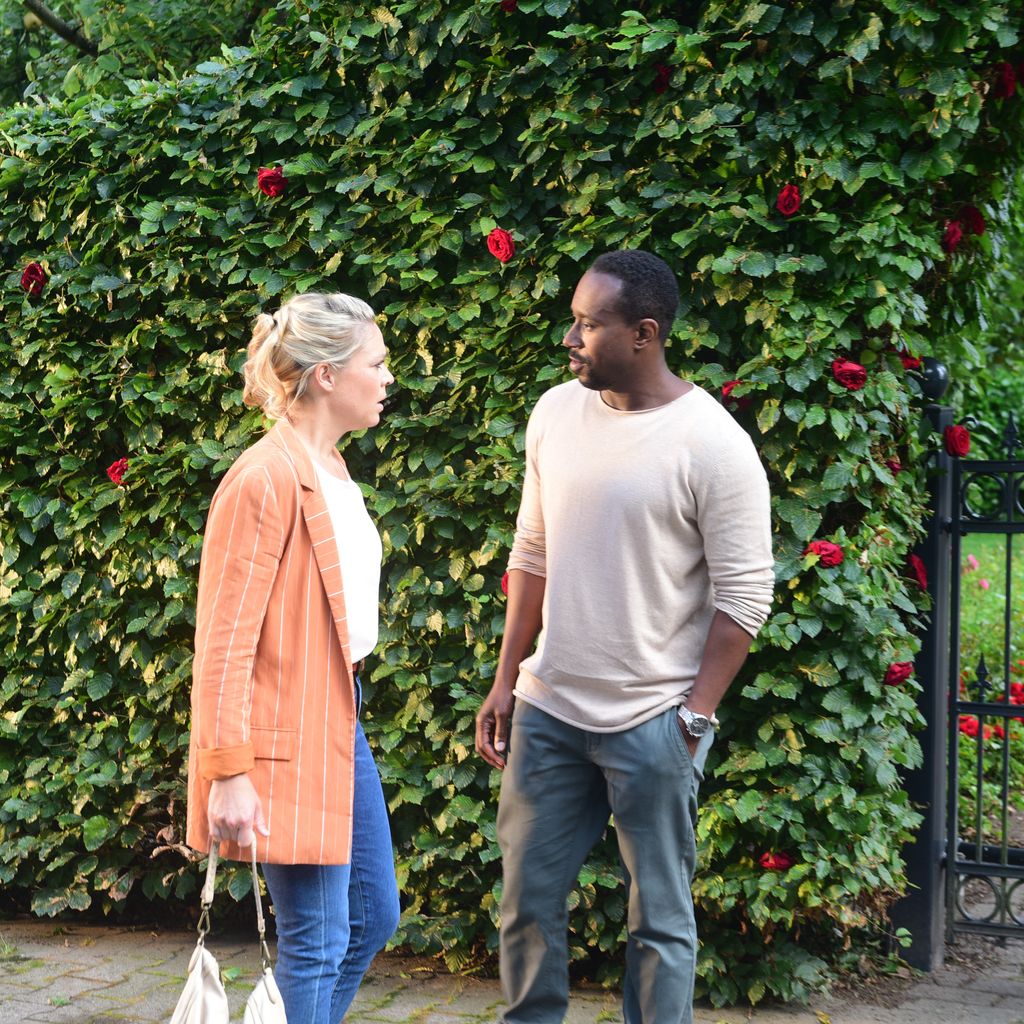 Jelena Mitschke und Jerry Kwarteng in "Rote Rosen"