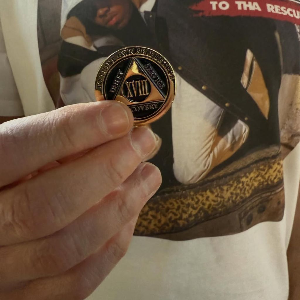 Eminem präsentiert seiner Community seine Nüchternheitsmedaille