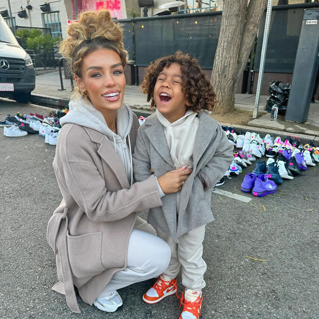 Jena Frumes mit ihrem Sohn, Dezember 2024