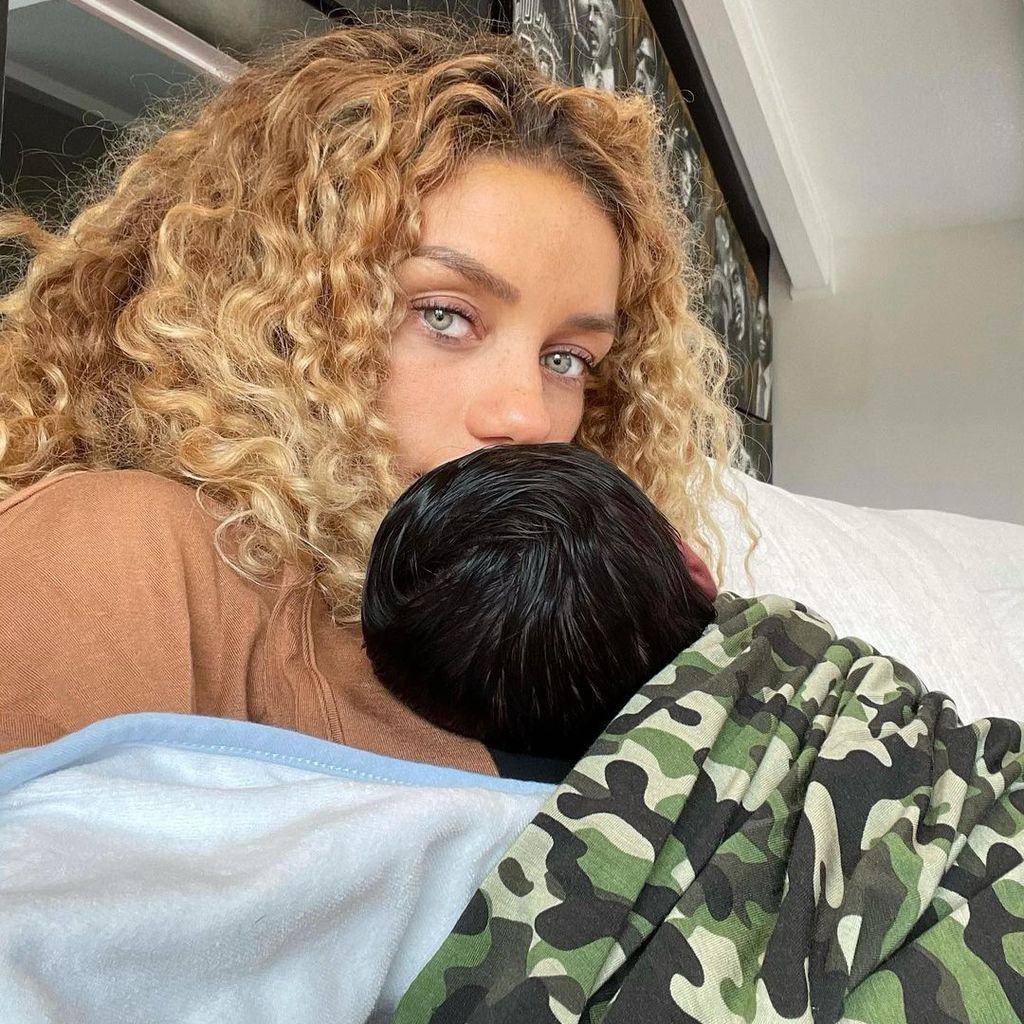 Jena Frumes mit ihrem Sohn