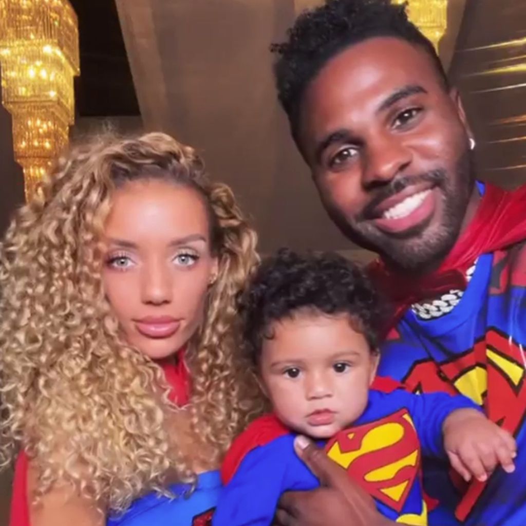 Jena Frumes und Jason Derulo mit ihrem Sohn, Halloween 2021
