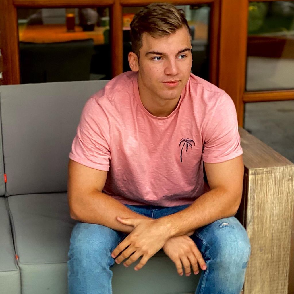Jendrik Büscher sitzt vor der Kamera