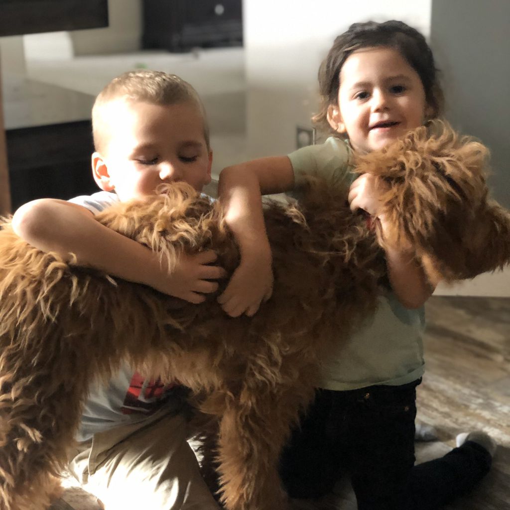 Jenelle Evans Kinder Kaiser und Ensley mit ihrem Hund Rosey