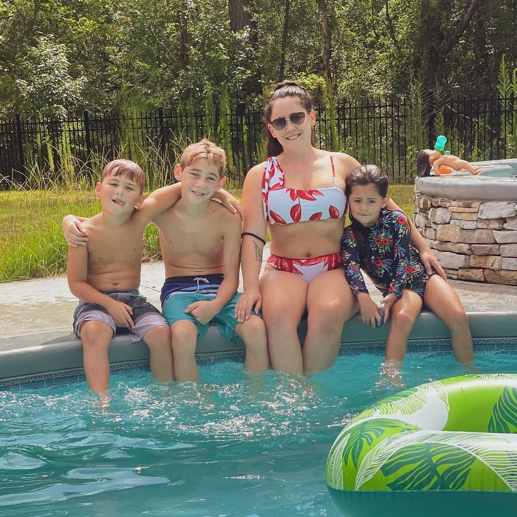 Jenelle Evans mit ihren Kindern Kaiser, Jace und Ensley