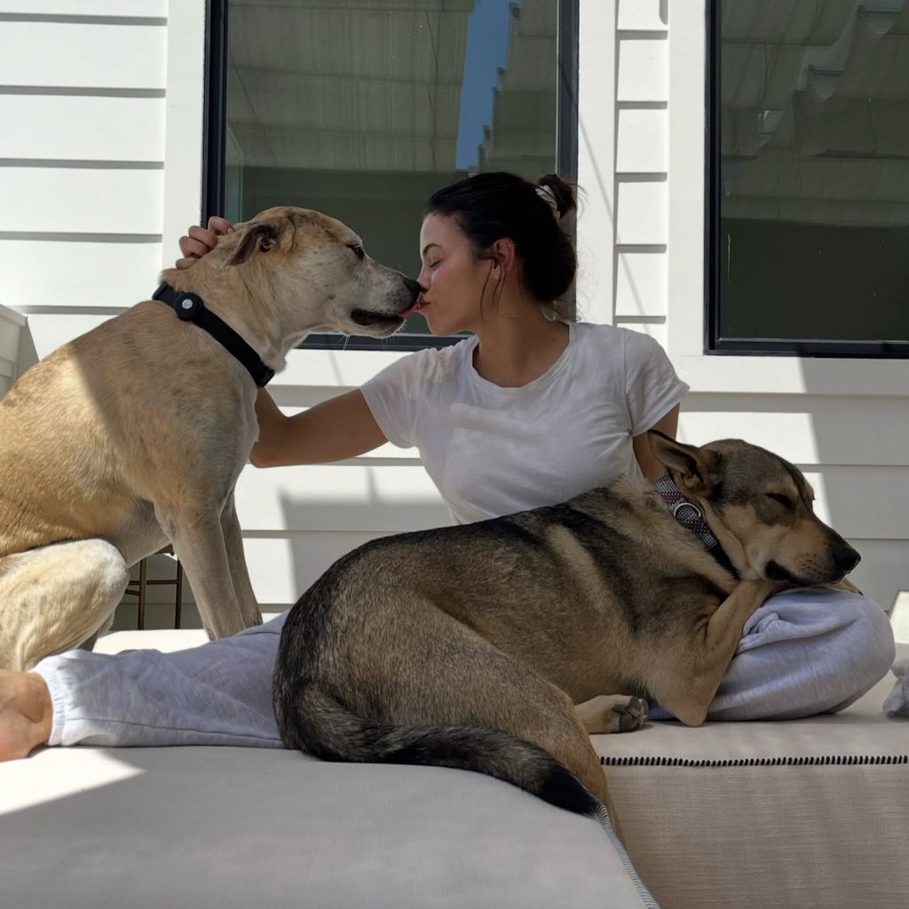Schauspielerin Jenna Dewan mit zwei von drei Hunden