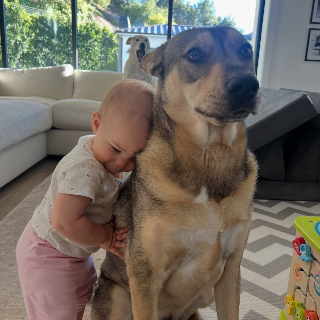 Jenna Dewans Kind und Hund