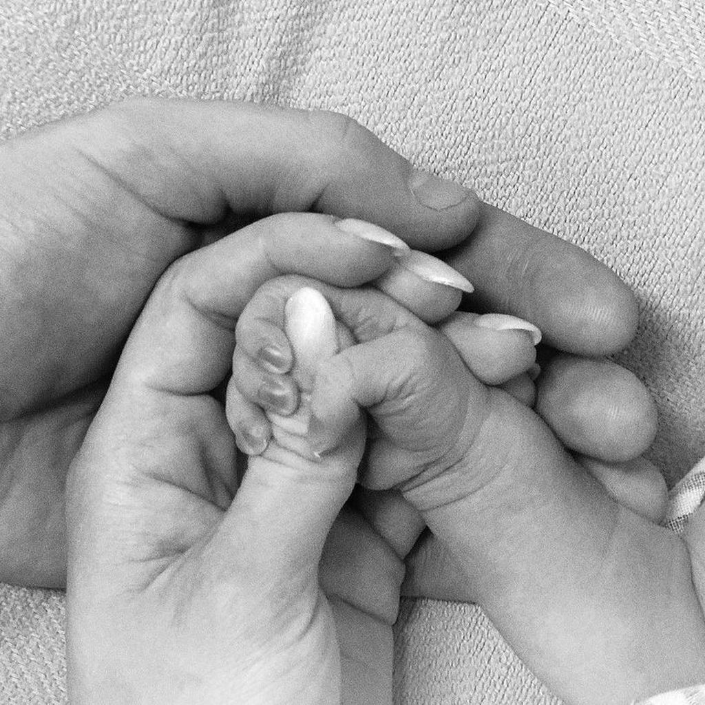 Jenna Johnson und Val Chmerkovskiys Hände mit der ihres Babys