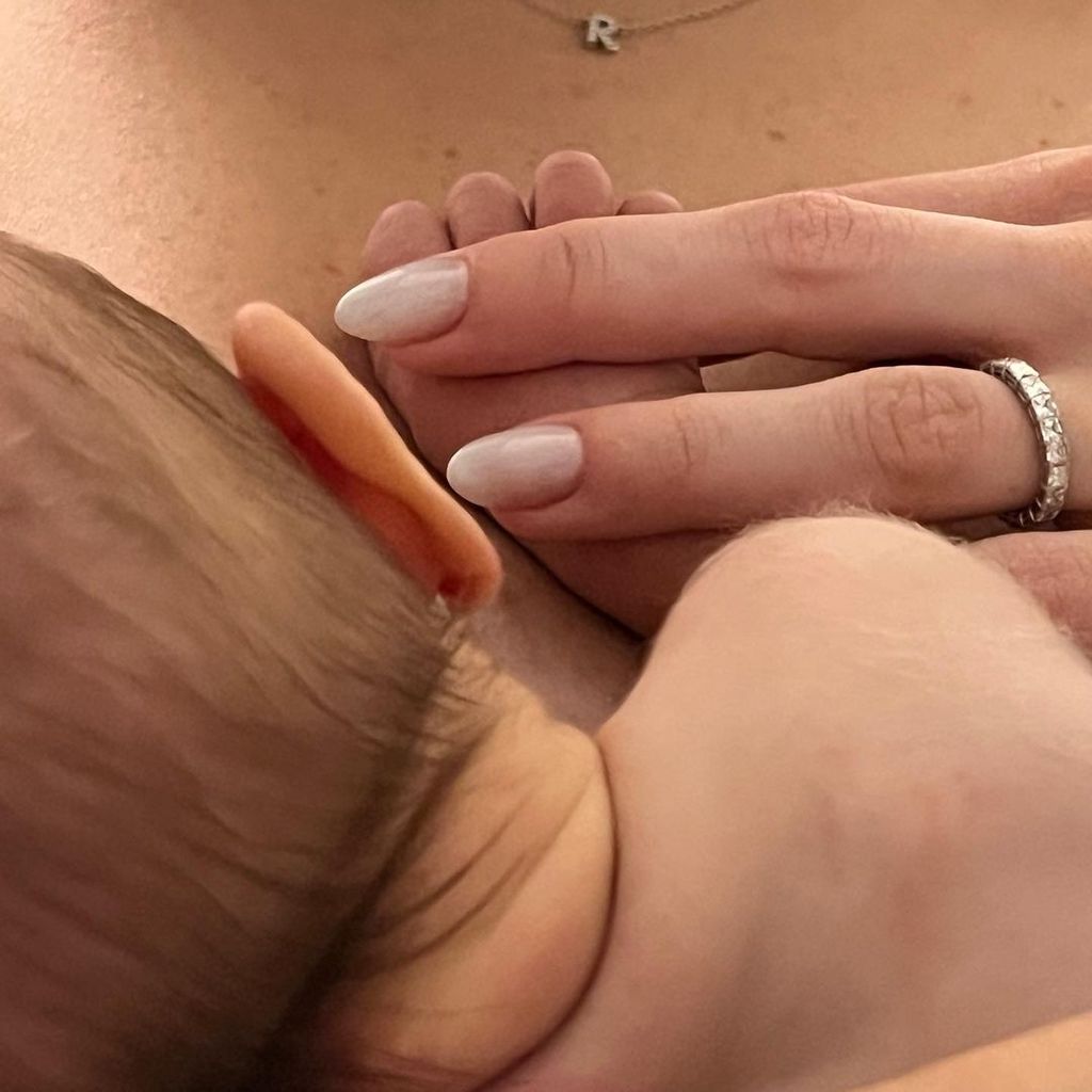 Jenna Johnson hält ihr Baby auf dem Arm