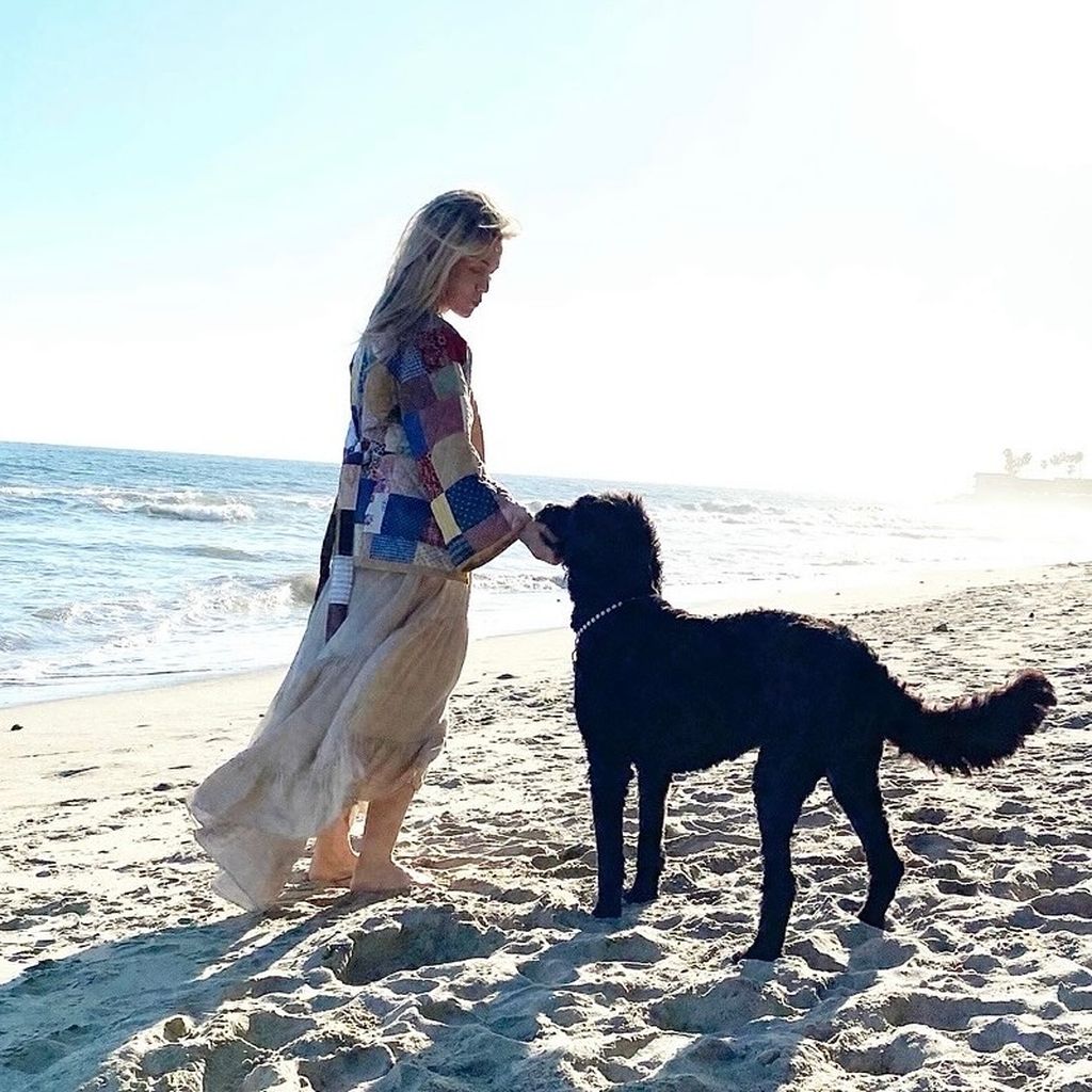 Jennie Garth am Strand mit ihrer Hündin Pearl