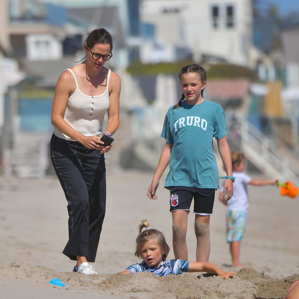 Jennifer Garner mit ihren Kindern Samuel und Seraphina im Juli 2020 in Malibu
