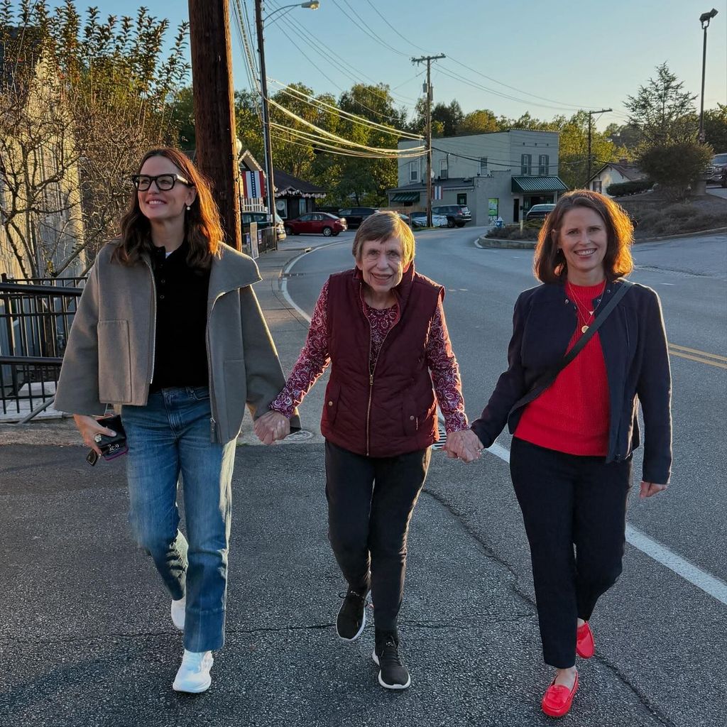 Jennifer Garner mit ihrer Mutter Patricia und Schwester Melissa in West Virginia, November 2024
