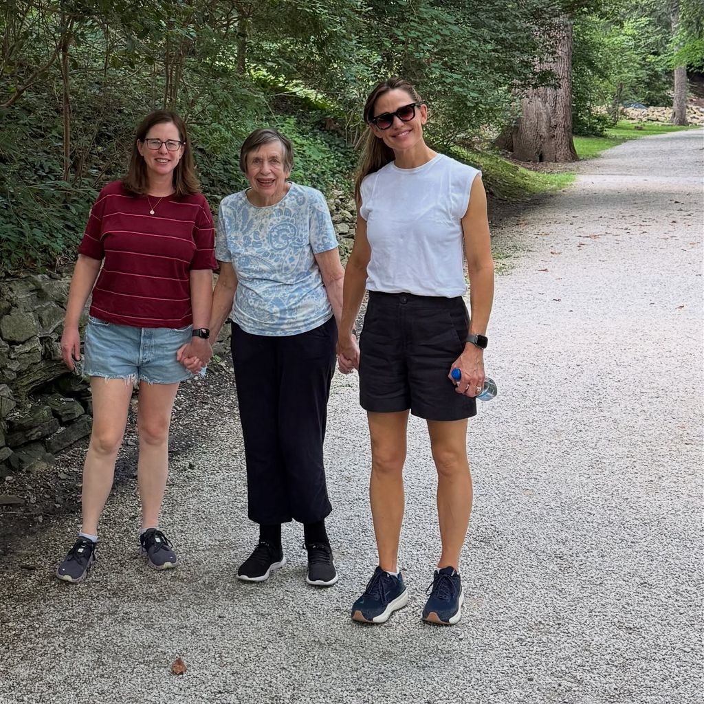 Jennifer Garner (r.) mit ihrer Schwester und ihrer Mutter im Juli 2025