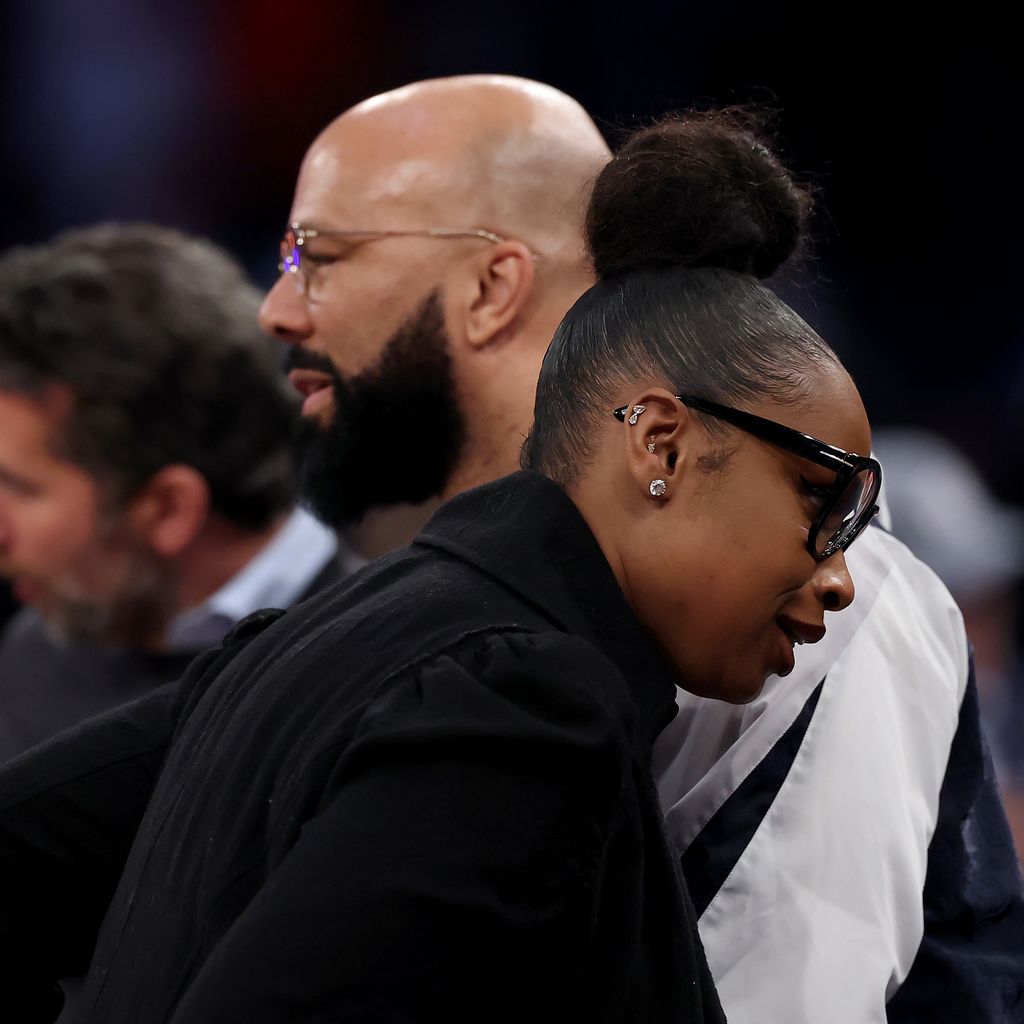 Jennifer Hudson und Common beim Spiel der New York Knicks und den Golden State Warriors, März 2025