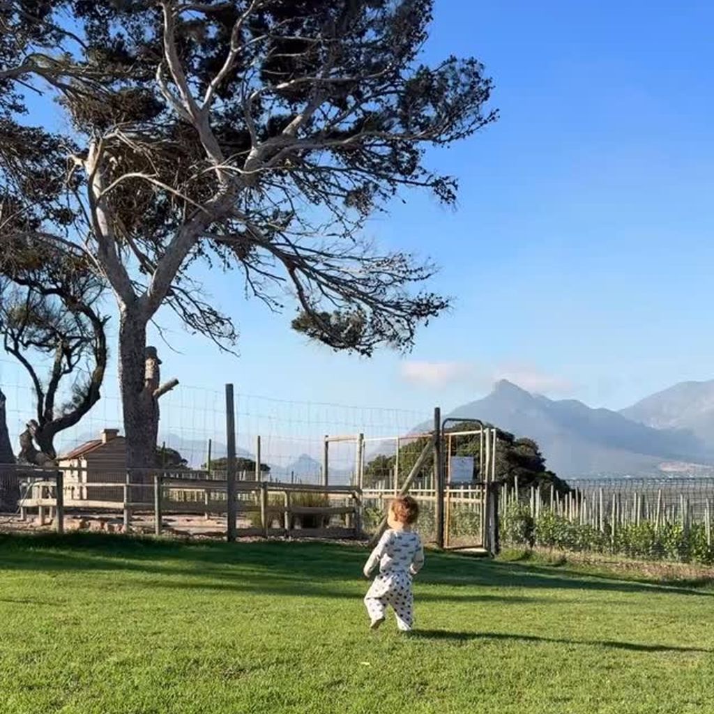 Jennifer Lange gibt auf Instagram ein Flug-Update mit Anton