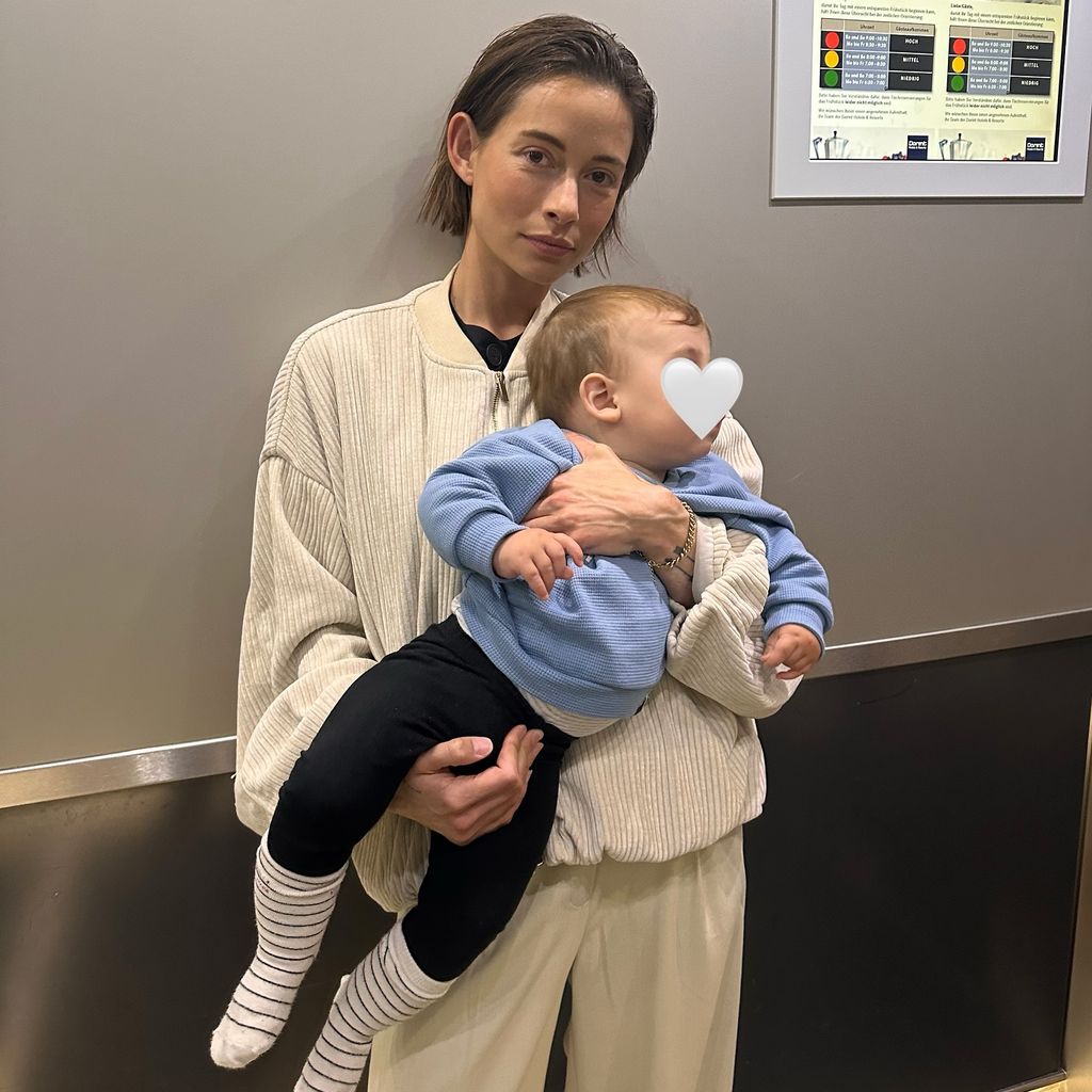 Jennifer Lange mit ihrem Sohn, Juni 2025