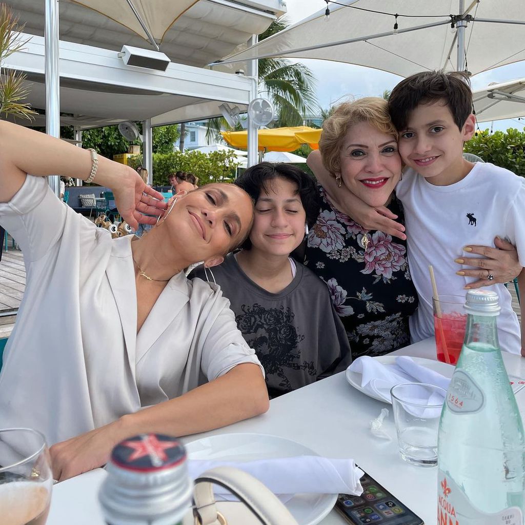Jennifer Lopez mit ihrer Mutter Guadalupe und ihren Zwillingen Emme und Max