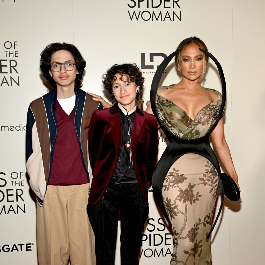Max und Emme Muniz mit ihrer Mutter Jennifer Lopez, Oktober 2025
