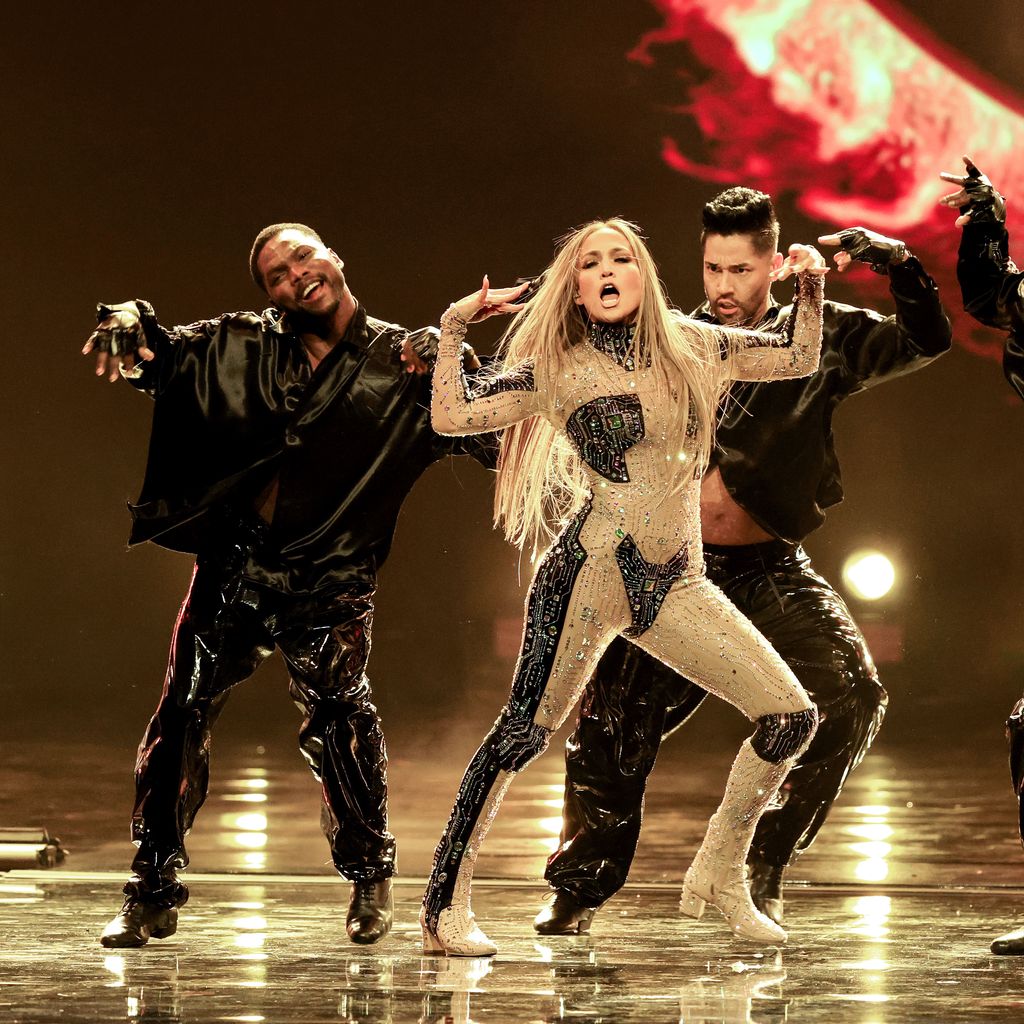 Jennifer Lopez performt bei den American Music Awards 2025 im BleauLive Theater in Las Vegas