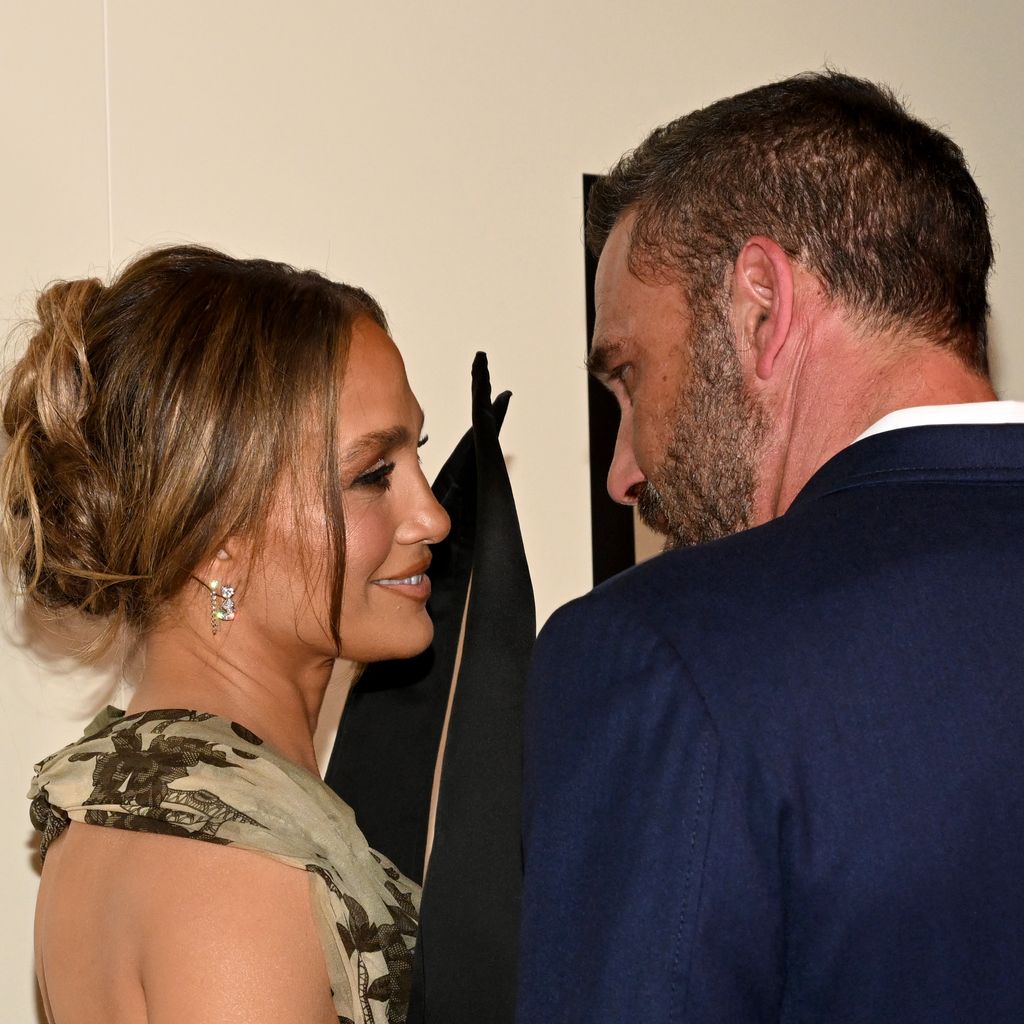 Jennifer Lopez lächelt Ben Affleck an, Oktober 2025