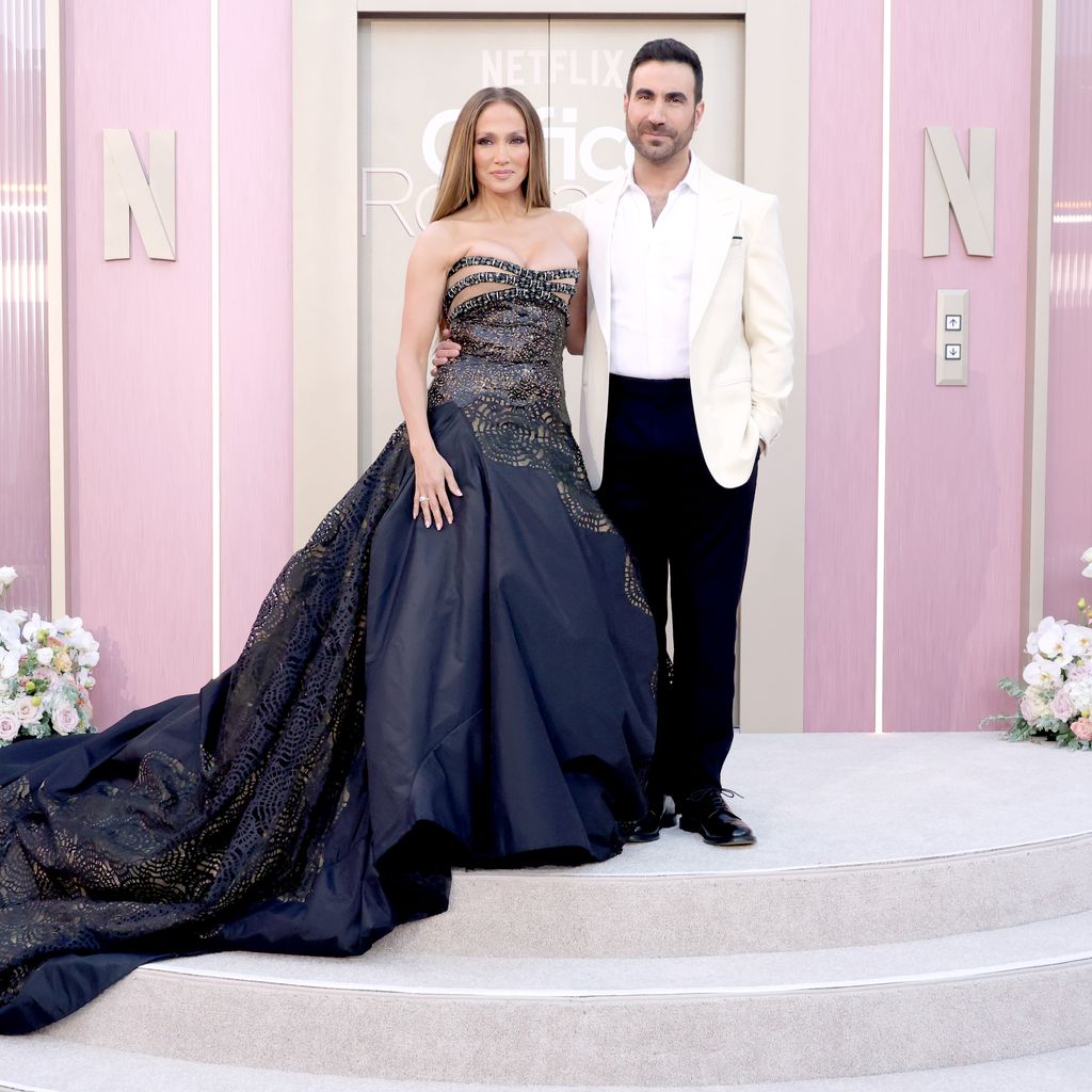 Jennifer Lopez und Brett Goldstein bei der Weltpremiere von Netflix' "Office Romance" im Egyptian Theatre Hollywood
