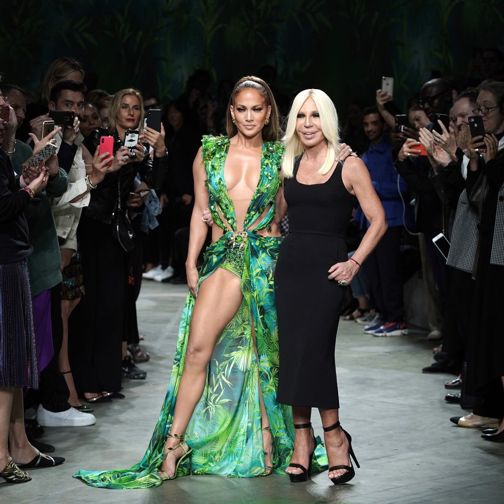 Jennifer Lopez und Donatella Versace auf der Mailand Fashion Week 2019