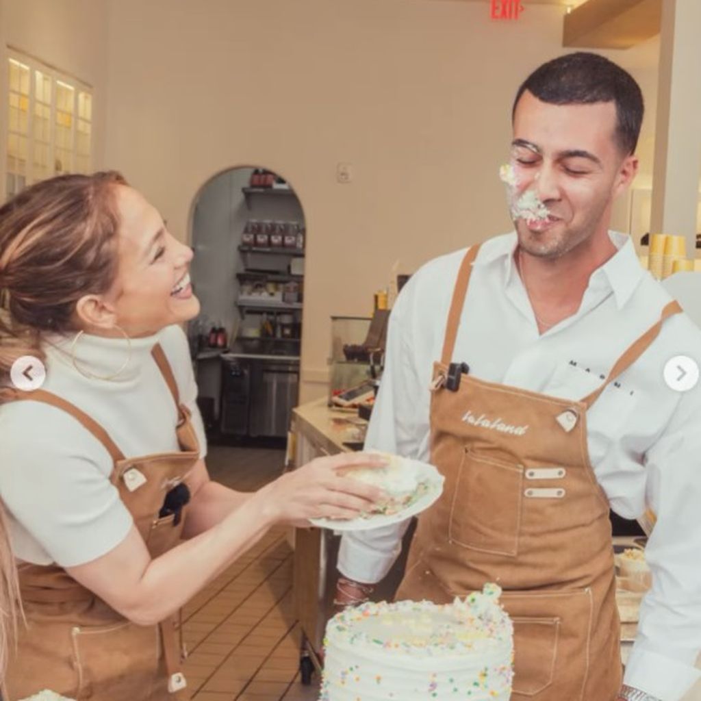 Jennifer Lopez und Francois Reihani albern mit einer Torte herum