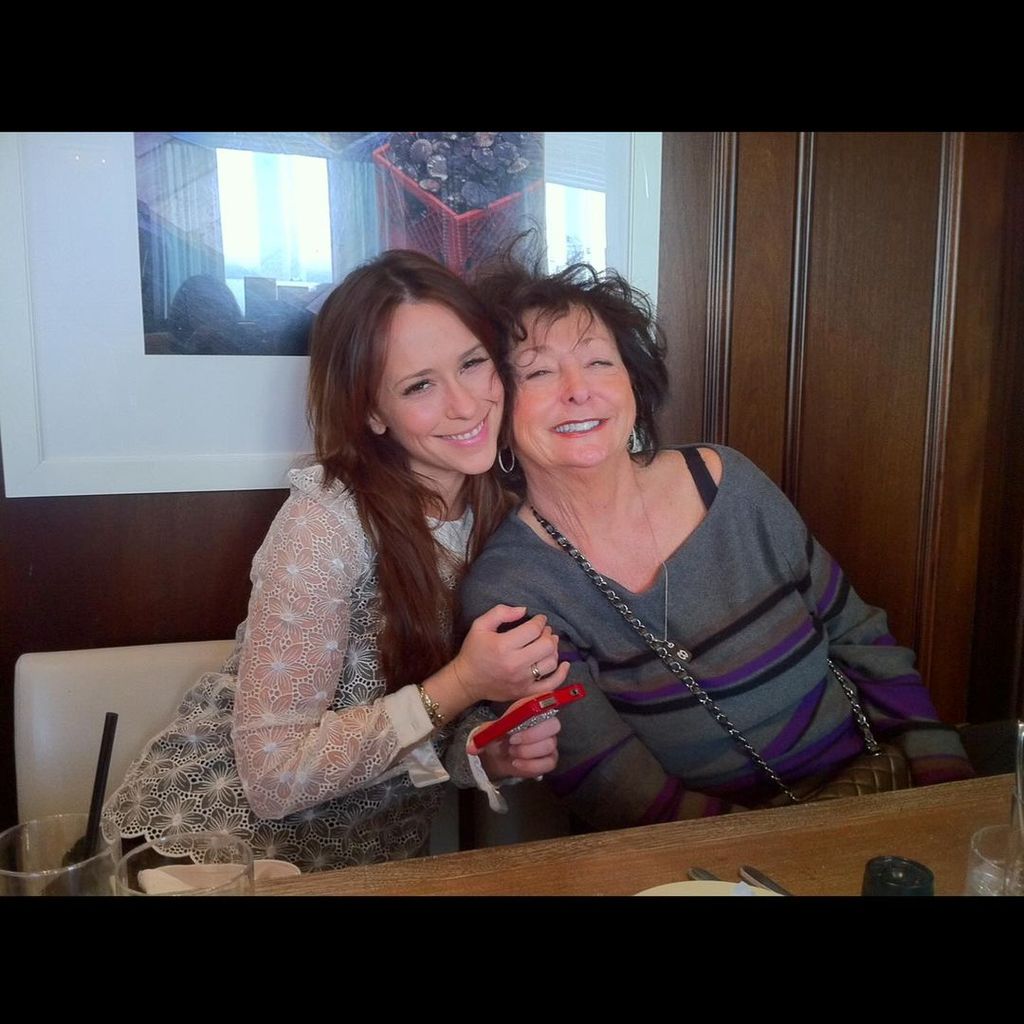 Jennifer Love Hewitt erinnert an ihre verstorbene Mutter Patrice