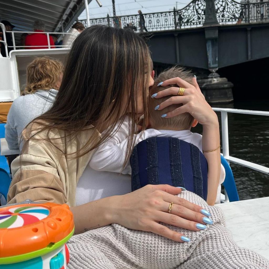 Jennifer Saro mit ihrem Sohn