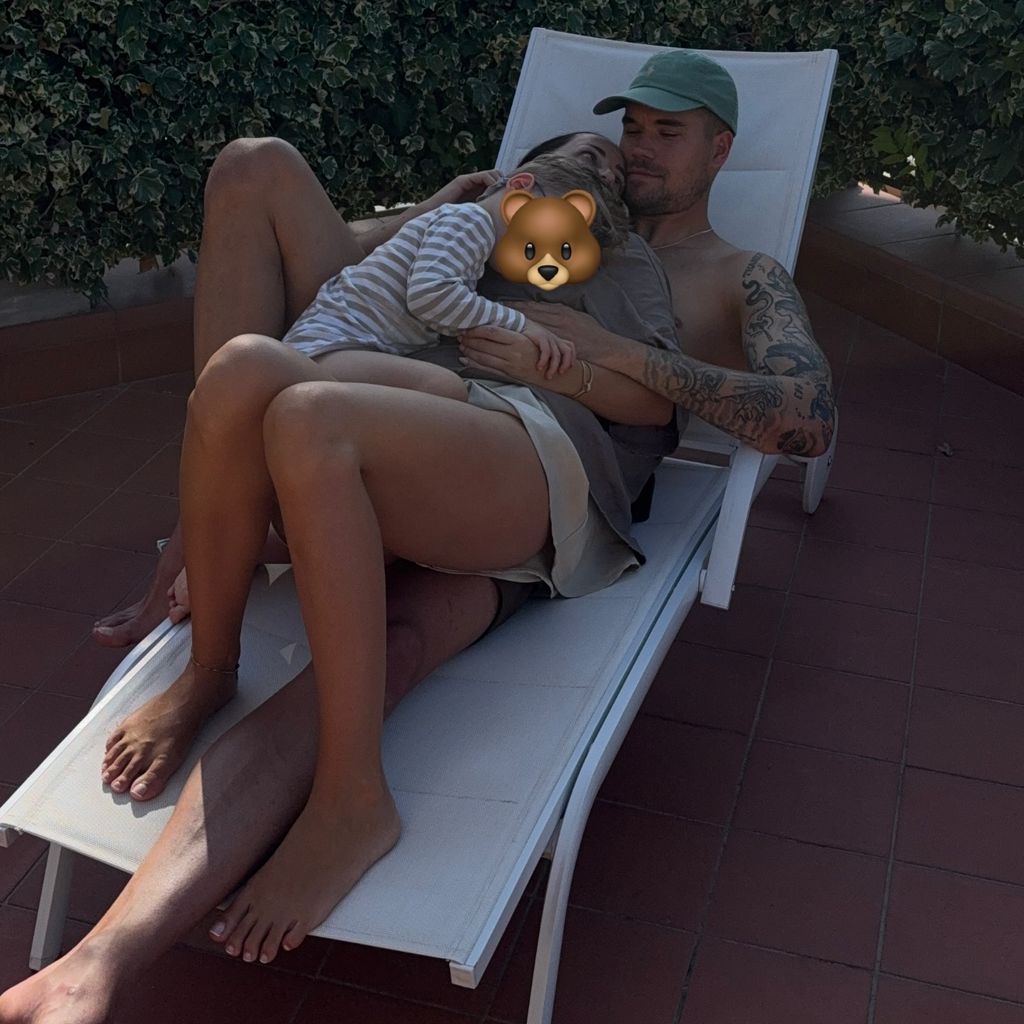 Jennifer Saro mit ihrem Sohn Keksi und ihrem Partner Alexander Meyer, Juli 2025