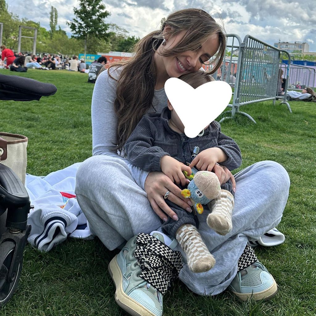 Jennifer Saro mit ihrem Sohn Keksi, Mai 2024