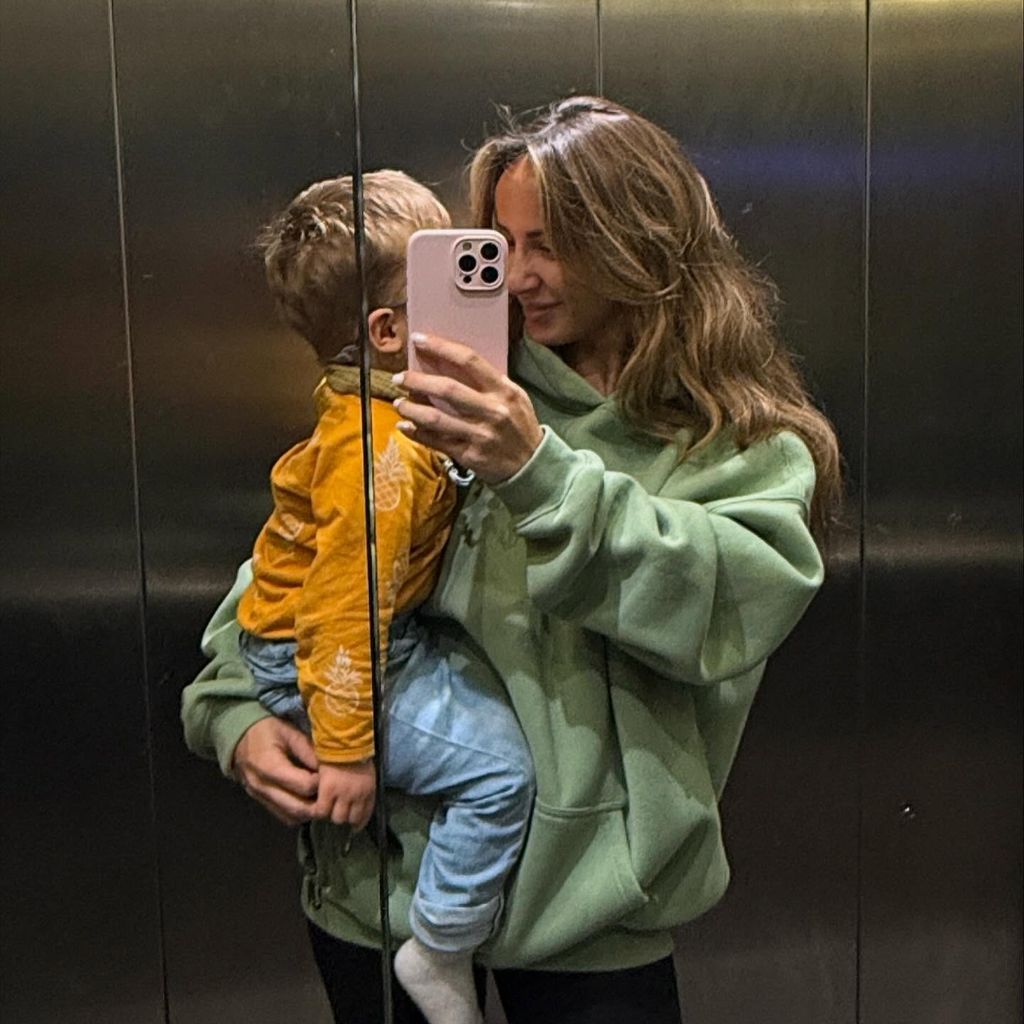 Jennifer Saro und ihr Sohn im Oktober 2024
