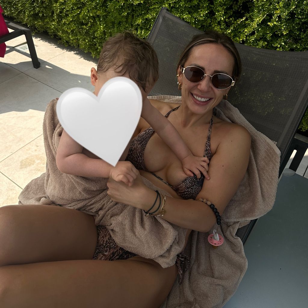 Jennifer Saro mit ihrem Sohn, Juli 2024