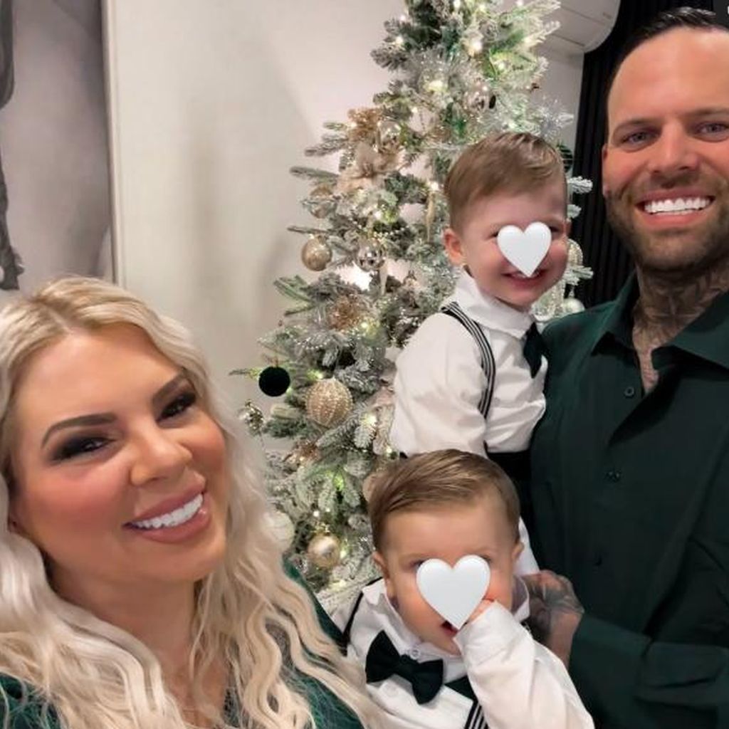 Jenny Frankhauser, ihr Freund Steffen und die Kinder Milan und Damian an Weihnachten 2024