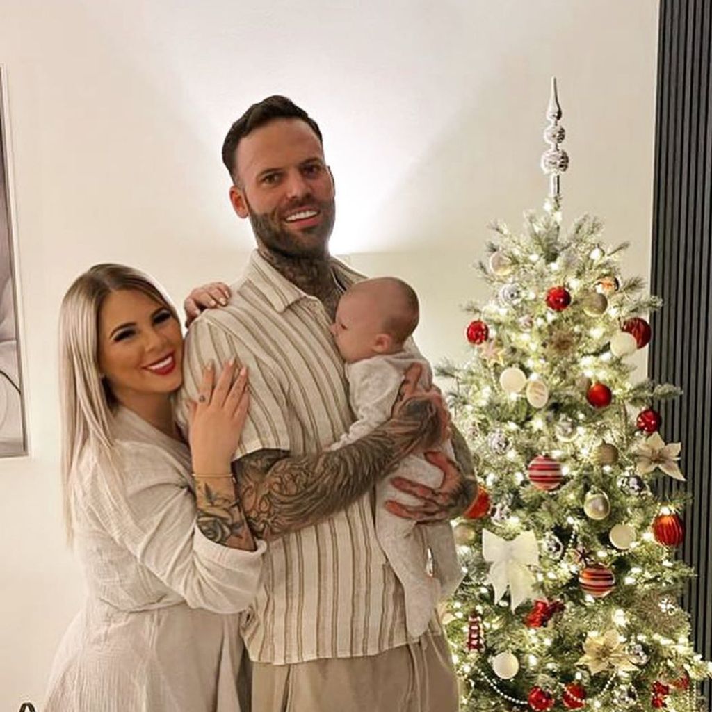 Jenny Frankhauser mit ihrem Partner Steffen und Baby Damian im Dezember 2022