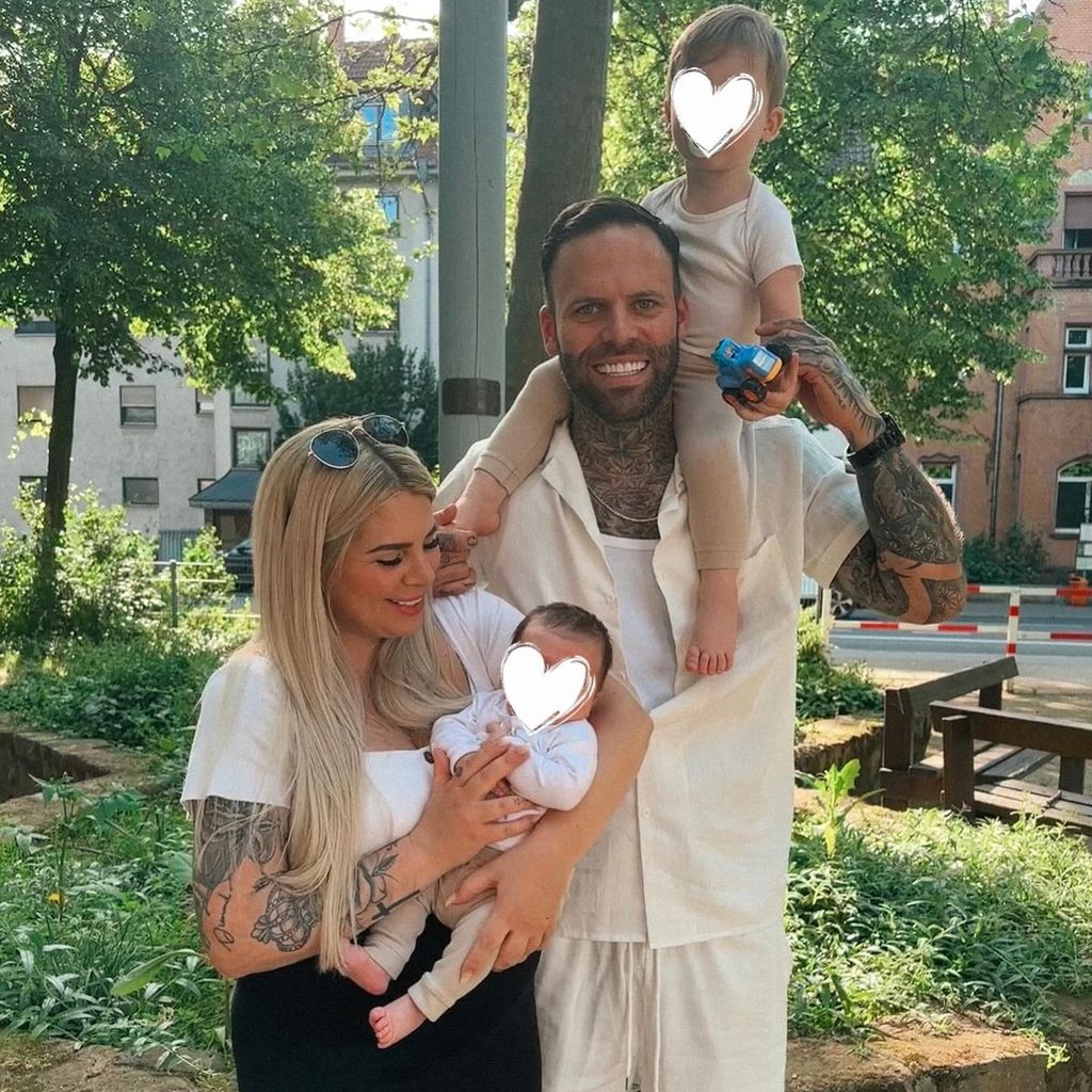 Jenny Frankhauser, mit ihren Söhnen Damian und Milan und ihrem Partner Steffen