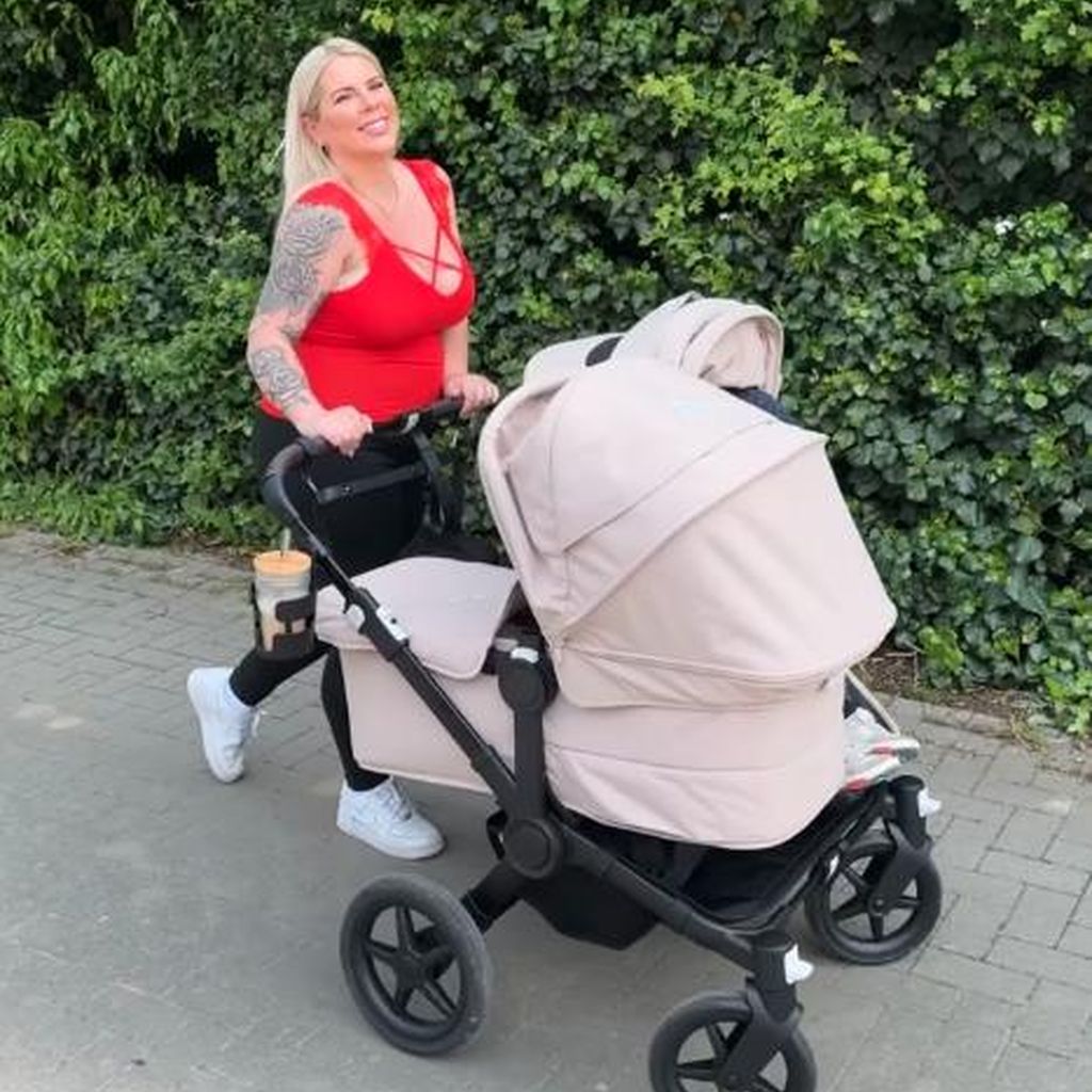 Jenny Frankhauser mit zwei Kinderwagen
