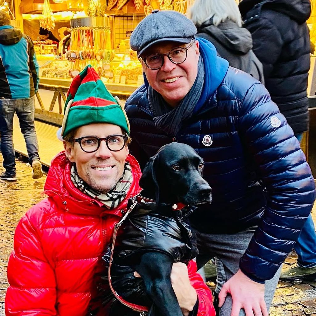Jens Hilbert mit seinem Lebenspartner Uli und dem gemeinsamen Hund