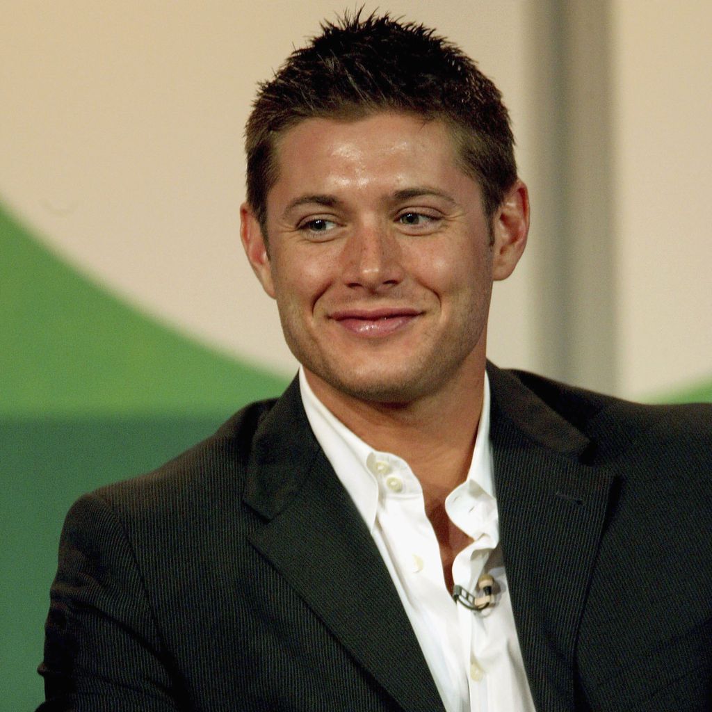 Jensen Ackles lächelt