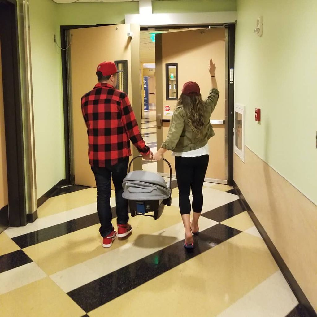 Jensen Karp und Danielle Fishel mit ihrem Sohn Adler