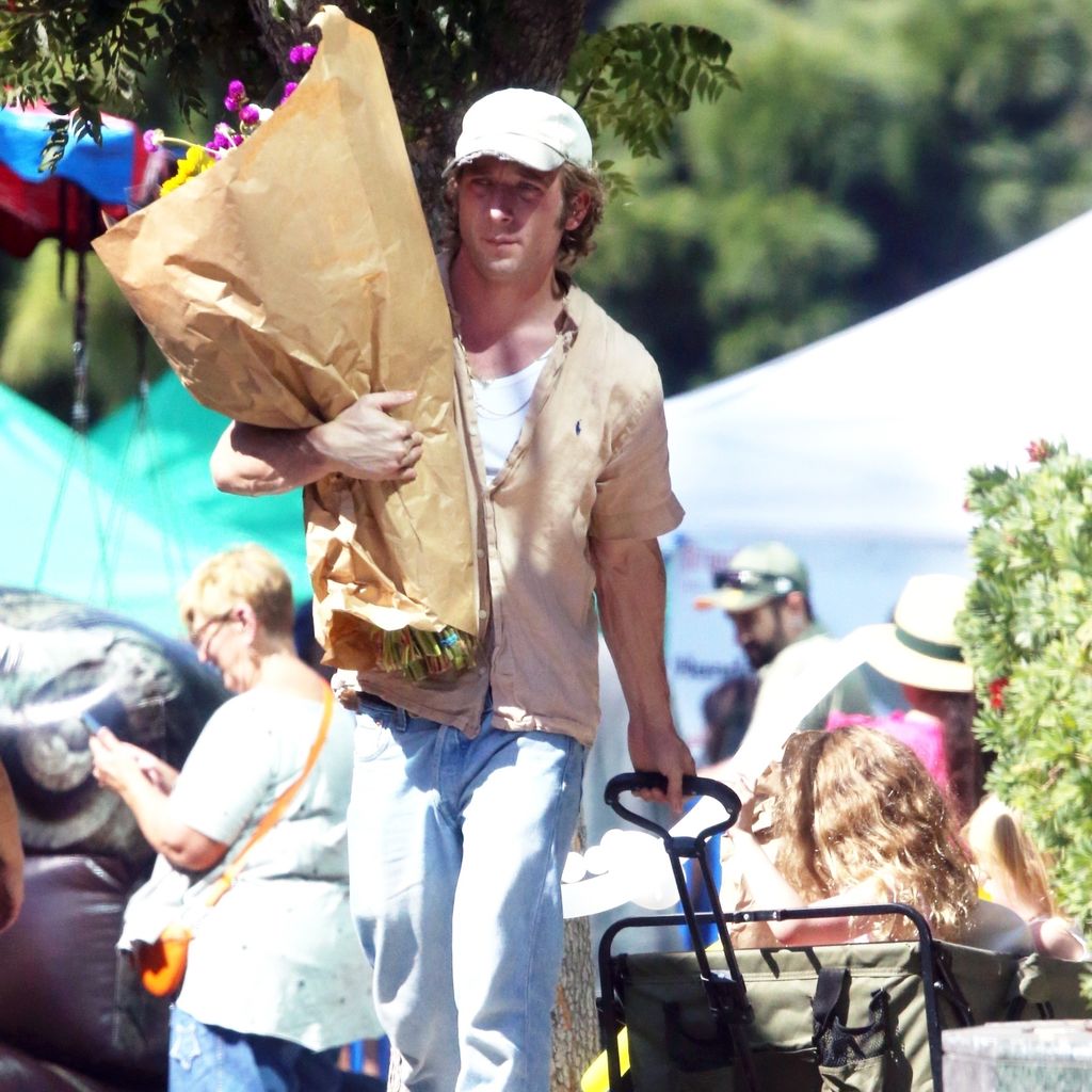 Jeremy Allen White mit seinen Töchtern auf dem Studio City Farmers Market in Los Angeles