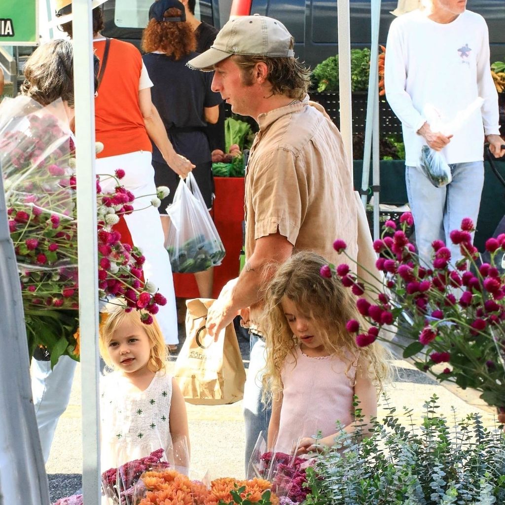 Jeremy Allen White mit seinen Töchtern auf dem Farmers Market in Los Angeles