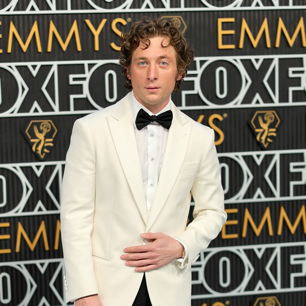 Jeremy Allen White bei der 75. Verleihung der Emmy Awards
