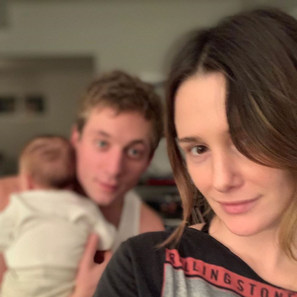 Jeremy Allen White und Addison Timlin mit ihrem Baby