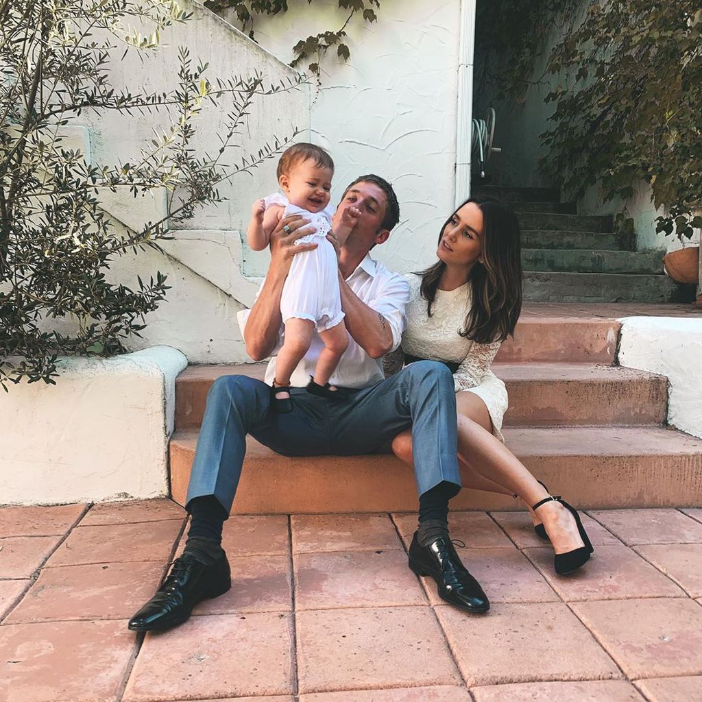 Jeremy Allen White und Addison Timlin mit ihrem Baby