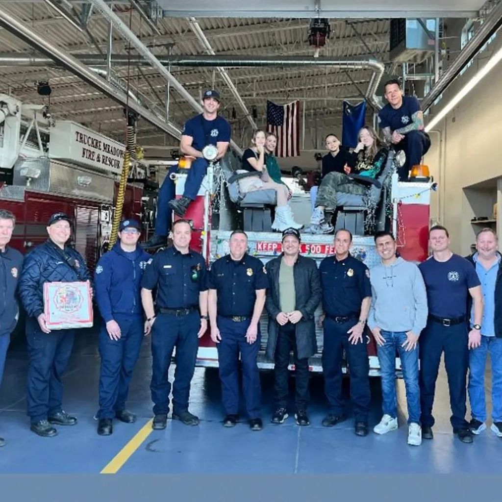Jeremy Renner dankt den Ersthelfern der örtlichen Feuerwehr in Reno
