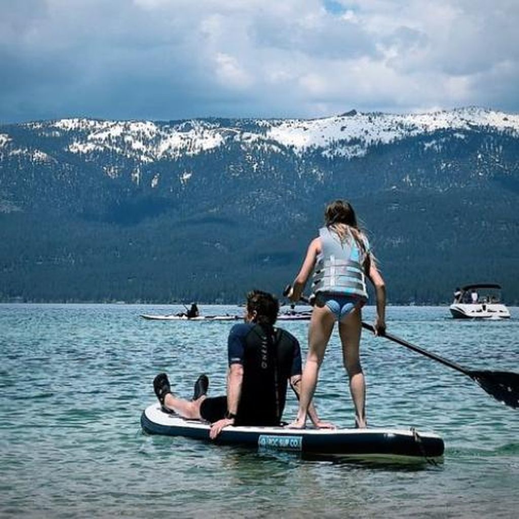 Jeremy Renner paddelt über den Lake Tahoe, 2023